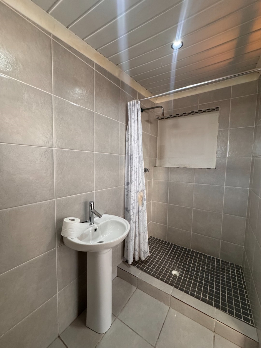 To Let  Bedroom Property for Rent in Goodwood Central Western Cape